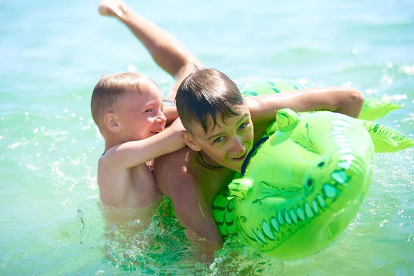 Teen Boy Little Boy Play Water Inflatable Crocodile Toy — Stock Photo, Image