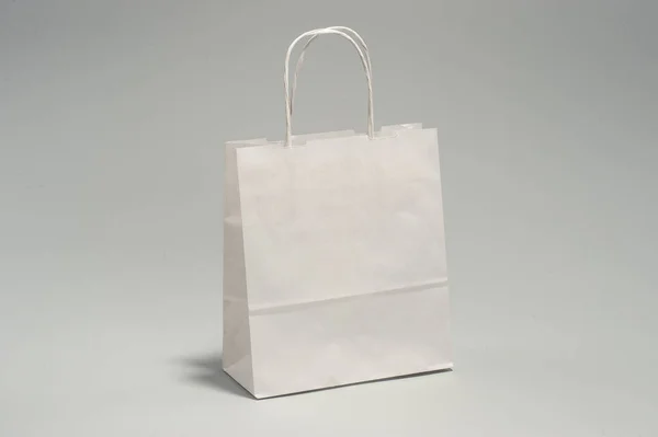 White Paper Bag Med Handtag För Shopping Studion — Stockfoto
