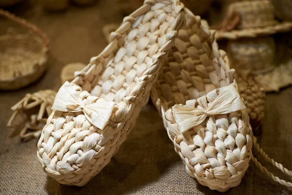 Traditionelle Vintage Schuhe Aus Stroh Gewebt Souvenir — Stockfoto