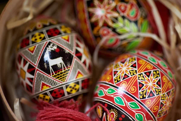 Wielkanoc Malowane Jajka Tradycyjne Ukraińskie Słomy — Zdjęcie stockowe