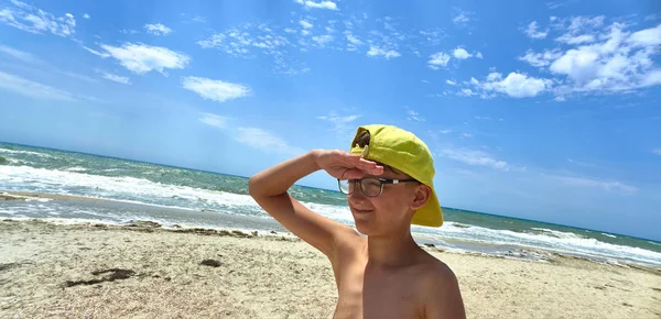 Десятилетний мальчик в кэпе на пляже — стоковое фото