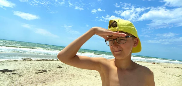 BOY DINHEIRO EM CAPE NO BEACH — Fotografia de Stock