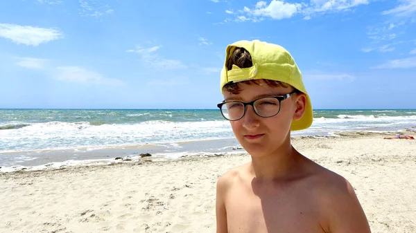 Chłopiec nastolatek w Cape na plaży — Zdjęcie stockowe