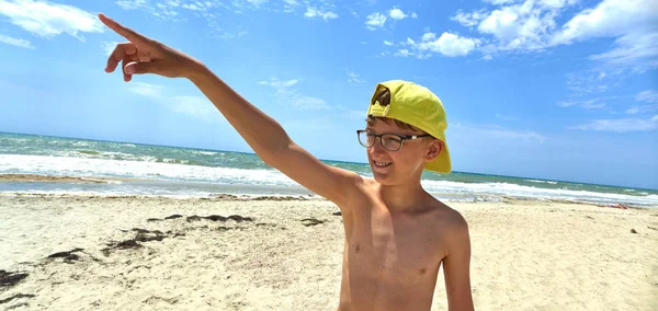 BOY TEEN IN CAPE ON THE BEACH — Stock Photo, Image