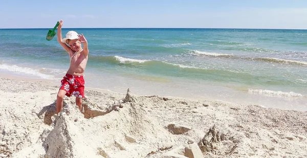 巴拿马的小男孩在海滩上建了一个沙锁 用贝壳着色 — 图库照片