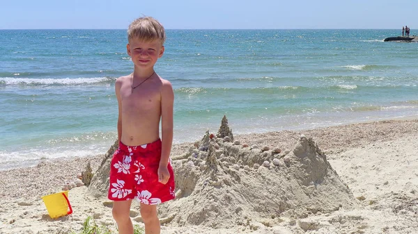 Funny Boy Czerwone Szorty Mają Zbudowany Sand Lock Plaży — Zdjęcie stockowe
