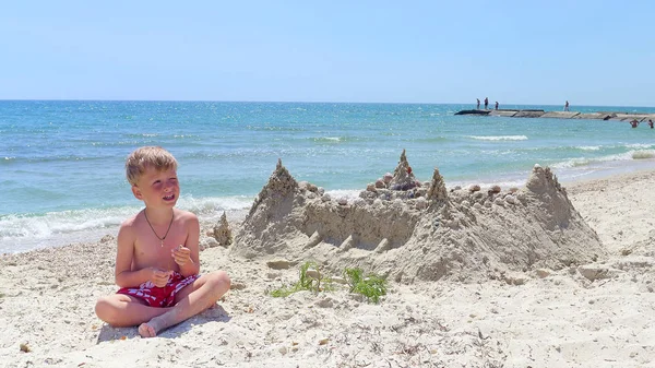 Funny Boy Curtas Vermelhas Construído Loco Areia Beach — Fotografia de Stock