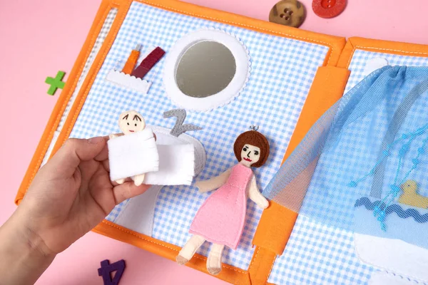 Barnens textil lärobok. Ett barn spelar ett spel-hur mamma var en baby handduk i Bad rums — Stockfoto