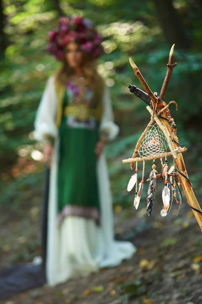 Wiklinowy Starożytny Amulet Maskotki Sylwetka Dziewczyny Ukraińskim Stroju Narodowym Lesie — Zdjęcie stockowe