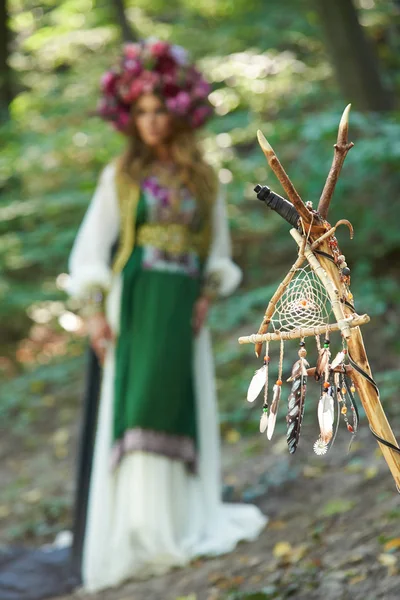 Wicker Forntida Maskot Amulett Siluett Flicka Den Ukrainska Nationaldräkten Skogen — Stockfoto