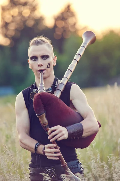 Junger Moderner Mann Spielt Draußen Dudelsack Sein Gesicht Ist Einem — Stockfoto