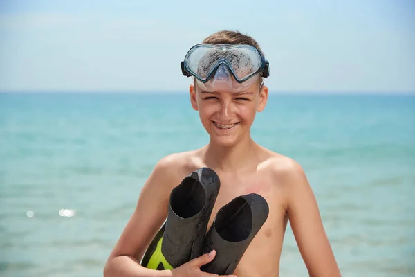 FUN BOY TEENAGER EM UMA MÁSCARA E BANCOS NO MAR BEACH — Fotografia de Stock