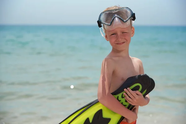 FUN BOY 7 ANOS EM MÁSCARA E PINTAS NO MAR BEACH — Fotografia de Stock