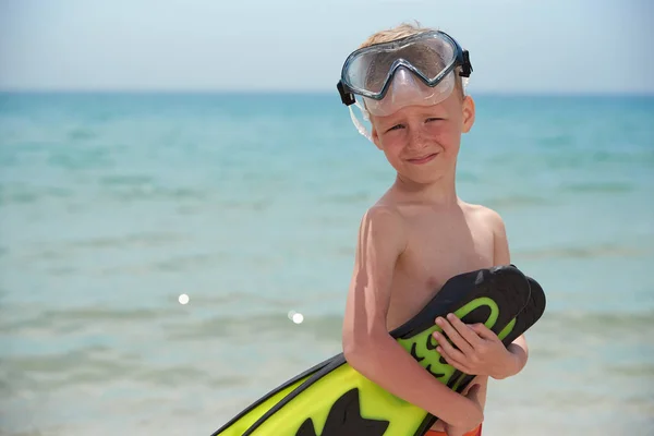 FUN BOY 7 ANOS EM MÁSCARA E PINTAS NO MAR BEACH — Fotografia de Stock