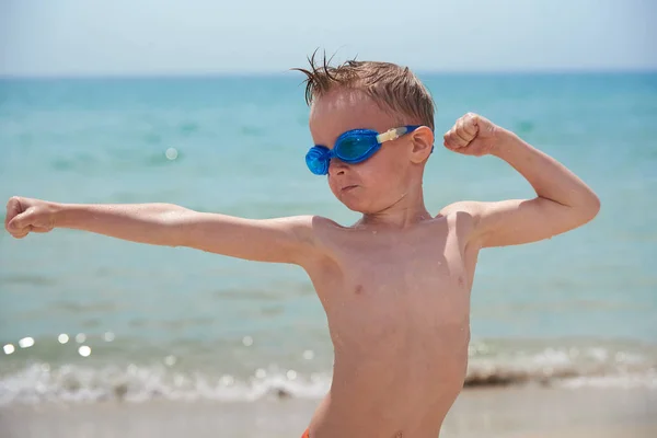 재미있는 작은 소년 에 이 포인트 용 수영 에 the 바다 해변 — 스톡 사진