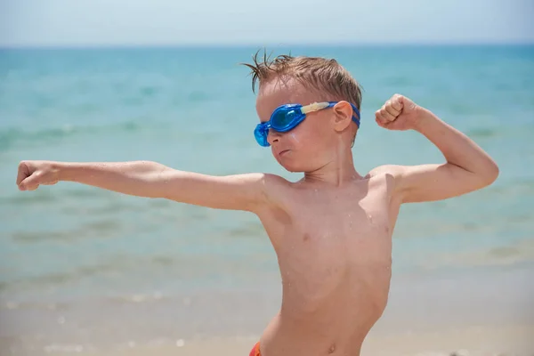 FUNNY LITTLE BOY NOS PONTOS PARA Nadar NO MAR — Fotografia de Stock