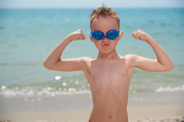 FUNNY LITTLE BOY NOS PONTOS PARA Nadar NO MAR — Fotografia de Stock