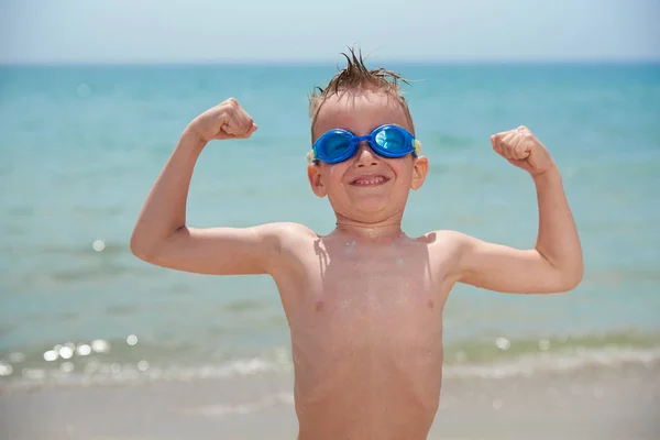 FUNNY LITTLE BOY NOS PONTOS PARA Nadar NO MAR — Fotografia de Stock