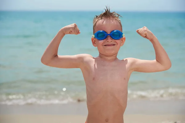 FUNNY LITTLE BOY NOS PONTOS PARA Nadar NO MAR — Fotografia de Stock