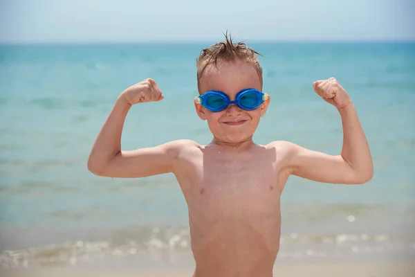 FUNNY LITTLE BOY NOS PONTOS PARA Nadar NO MAR — Fotografia de Stock