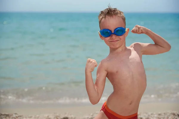 FUNNY LITTLE BOY NOS PONTOS PARA Nadar NO MAR — Fotografia de Stock