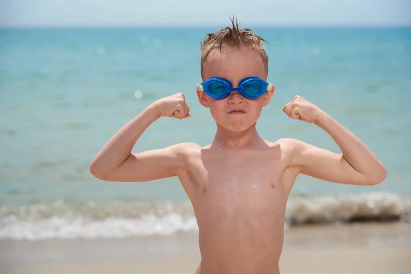 FUNNY LITTLE BOY NOS PONTOS PARA Nadar NO MAR — Fotografia de Stock