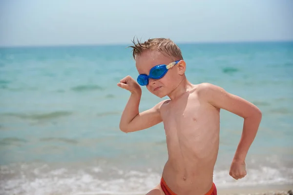 재미있는 작은 소년 에 이 포인트 용 수영 에 the 바다 해변 — 스톡 사진