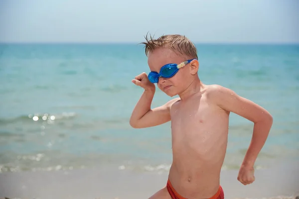 FUNNY LITTLE BOY NOS PONTOS PARA Nadar NO MAR — Fotografia de Stock