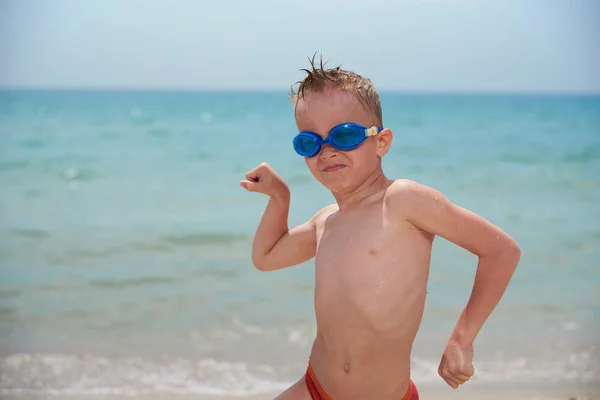 FUNNY LITTLE BOY NOS PONTOS PARA Nadar NO MAR — Fotografia de Stock