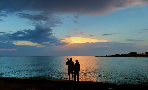 Kamera ve Deniz Bank Bir Teen Oğlu ile Baba Fotoğraf — Stok fotoğraf