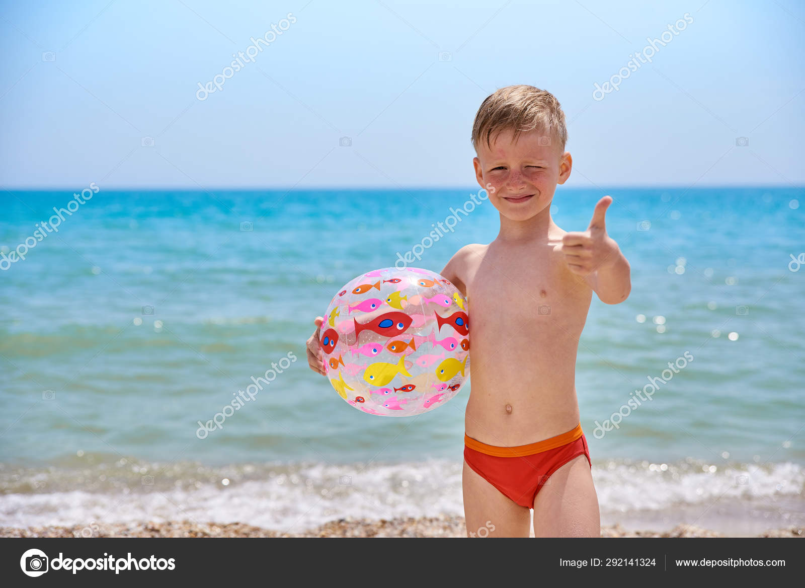 Маленький Мальчик 7 Лет С Надувным Мячом На Пляже У Моря Стоковое.