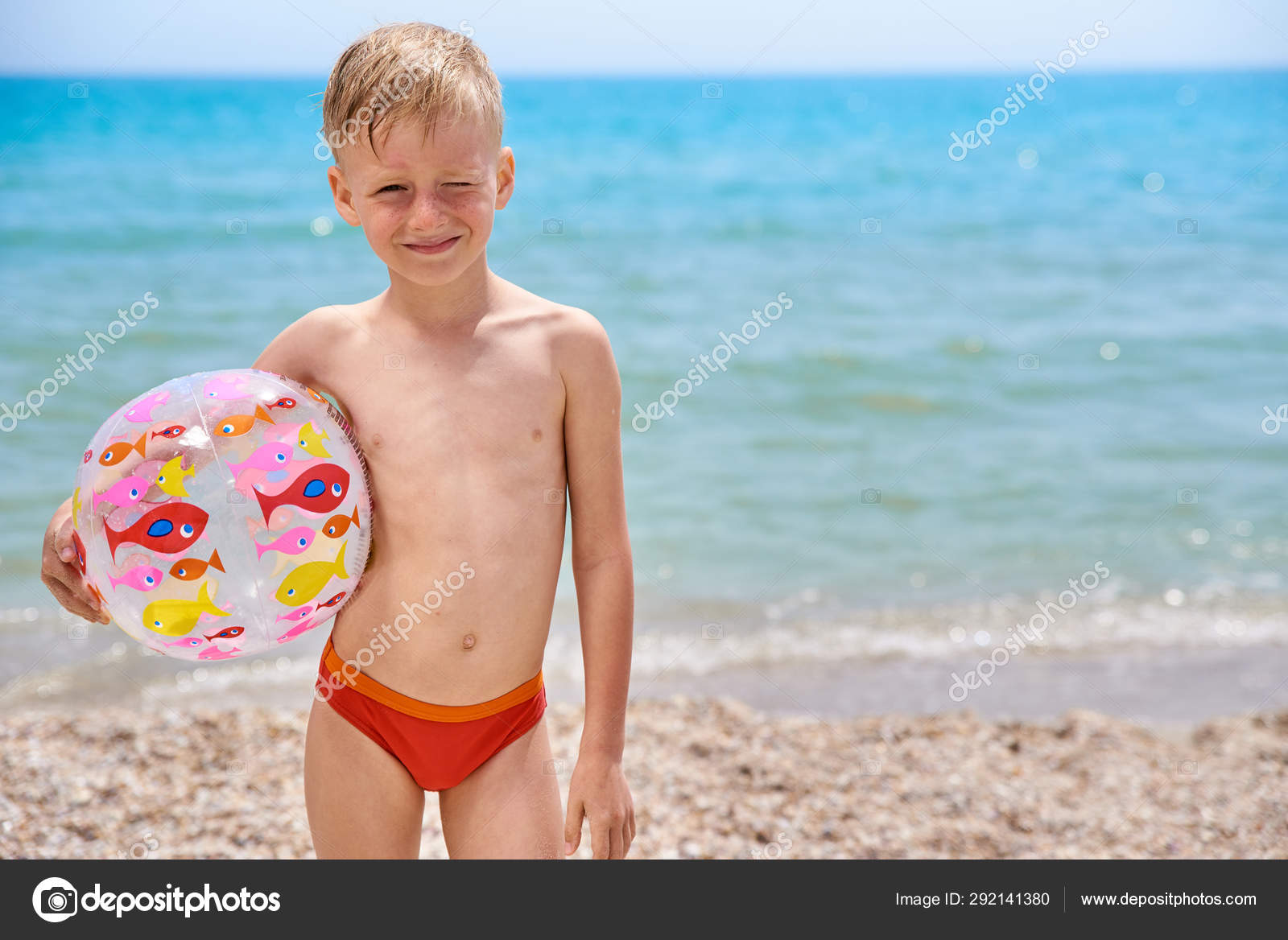 Маленький Мальчик 7 Лет С Надувным Мячом На Пляже У Моря Стоковое.