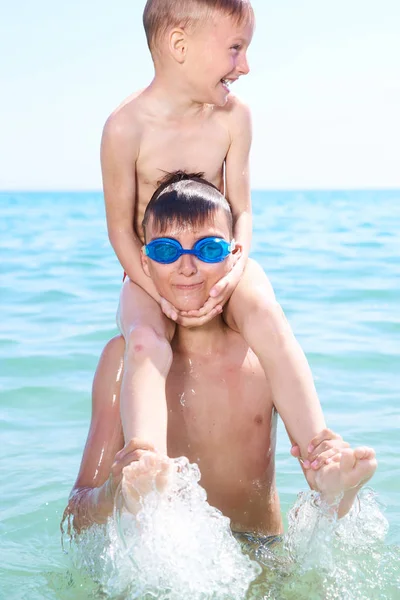 LOS NIÑOS HERMANOS JUGAN EN AGUA DEL MAR, VERANO — Foto de Stock