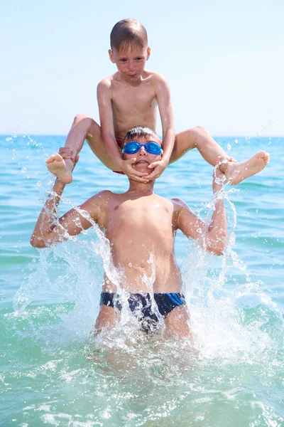 BROTHERS BOYS PLAY IN SEA WATER, SUMMER — Stock Photo, Image