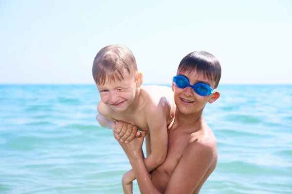 BROTHERS BOYS PLAY IN SEA WATER, SUMMER — Stock Photo, Image