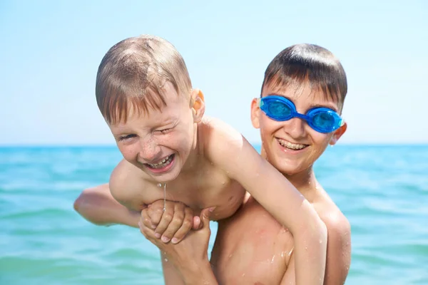 兄弟男孩玩在海水中，夏天 — 图库照片