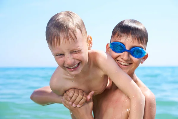 兄弟男孩玩在海水中，夏天 — 图库照片