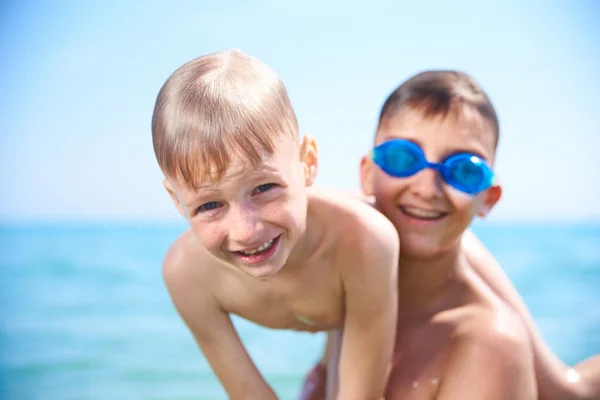 BROTHERS BOYS PLAY IN SEA WATER, SUMMER — Stock Photo, Image