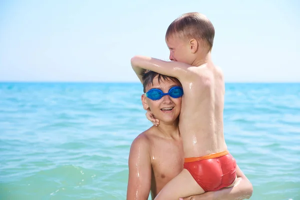 BROTHERS BOYS PLAY IN SEA WATER, SUMMER — Stock Photo, Image