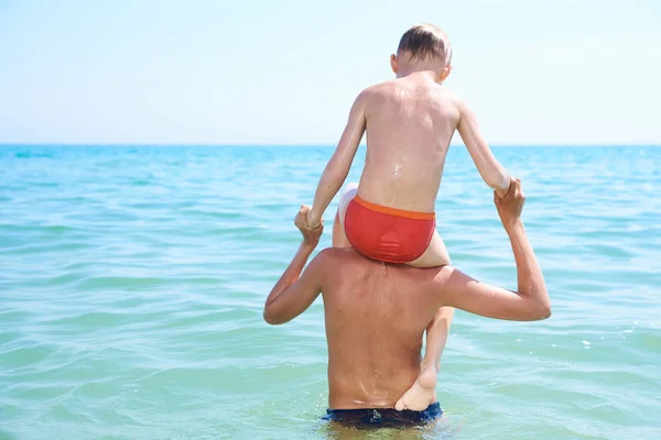 Les frères jouent dans l'eau de mer, l'été. — Photo