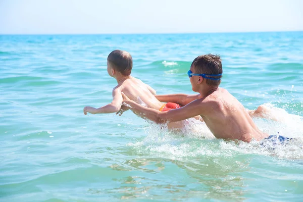 형제 소년 놀이 에 바다 물, 여름 — 스톡 사진