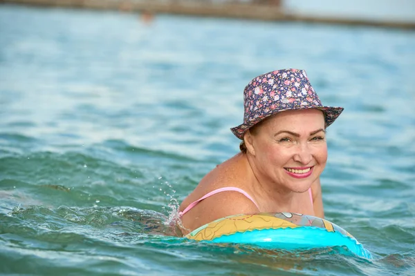 ADULT WOMAN em um chapéu de banho no mar — Fotografia de Stock