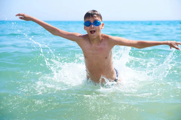Adolescentes do menino em óculos de proteção da água nadam no mar — Fotografia de Stock