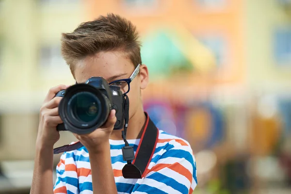 有趣的青少年男孩与数码相机 — 图库照片
