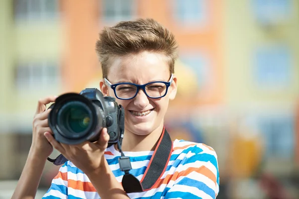 有趣的青少年男孩与数码相机 — 图库照片