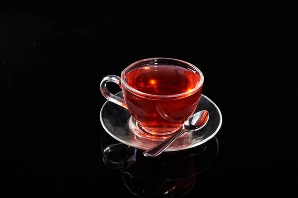 黒を基調とした熱い赤茶のグラスカップ. — ストック写真