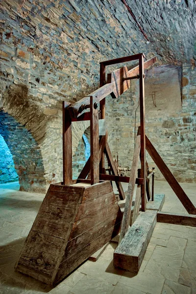 The museum exhibit is a medieval defensive catapult. — Stock Photo, Image