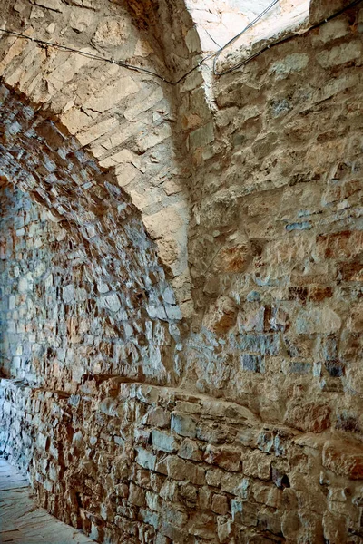 The castle museum has medieval arched passageways, stone walls inside — Stock Photo, Image