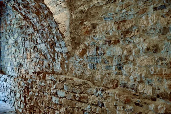 Şato müzesinde ortaçağ kemerli geçitler, içinde taş duvarlar var. — Stok fotoğraf