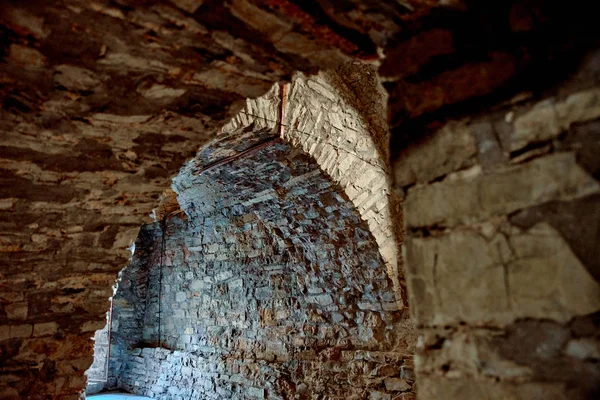 The castle museum has medieval arched passageways, stone walls inside — Stock Photo, Image